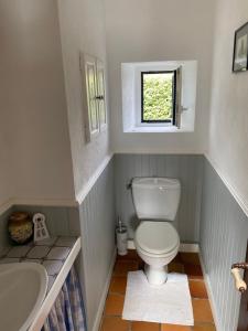 łazienka z toaletą, umywalką i oknem w obiekcie Kerberrien lodge avec connection internet w mieście Plobannalec-Lesconil