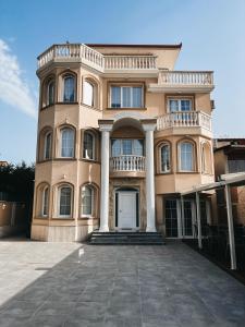 una casa grande con una gran entrada de entrada frente a ella en Amansar Boutique Hotel en Tirana