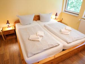 Tempat tidur dalam kamar di Neu "Goldenes Haus am See mit Boot"