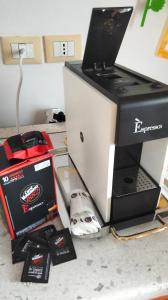 una stampante per computer e una scatola su un bancone di Acquario a Lido Marini