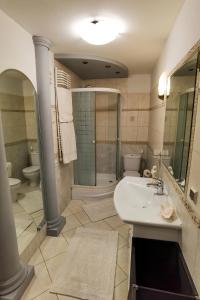W łazience znajduje się umywalka, prysznic i toaleta. w obiekcie Feels Like Home Metro Zacisze w Warszawie