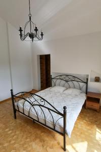 1 dormitorio con 1 cama con lámpara de araña en Feels Like Home Metro Zacisze, en Varsovia