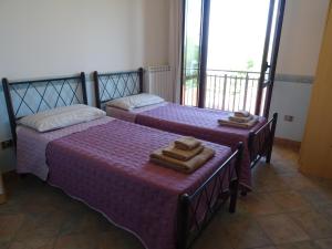 dos camas sentadas una al lado de la otra en una habitación en Villa Merola, en Novi Velia