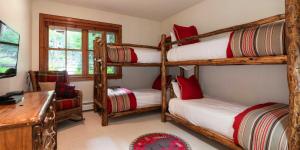 Двухъярусная кровать или двухъярусные кровати в номере Bearpaw D1 condo