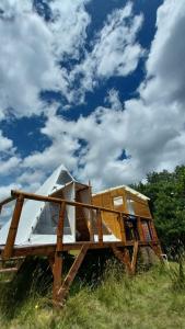 a tiny house sitting on top of a field at Alas Glamping La Cima in Guatavita +8 photos