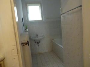 a bathroom with a sink and a tub and a window at Helle freundliche Wohnung im Zentrum in Vienna