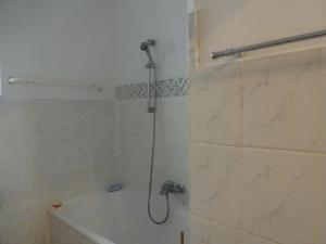 łazienka z prysznicem z głowicą prysznicową w obiekcie Helle freundliche Wohnung im Zentrum w Wiedniu