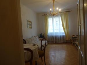 salon z żyrandolem i stołem w obiekcie Helle freundliche Wohnung im Zentrum w Wiedniu