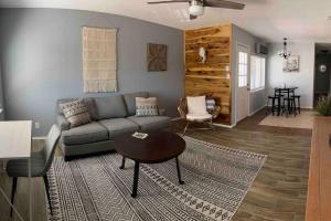 ein Wohnzimmer mit einem Sofa und einem Tisch in der Unterkunft Comfy, contemporary quiet retreat vacation home with views in Albuquerque