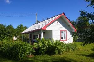 una pequeña casa blanca con techo rojo en Chalet Le Semeur en Saint Elie