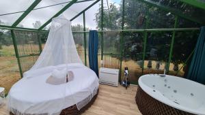 A bed or beds in a room at REMANSO DE TRASFONTAO_Nido 360°