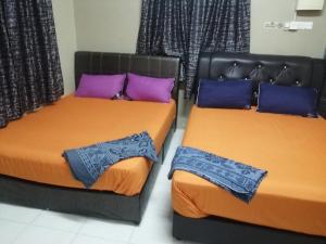 Ліжко або ліжка в номері Kamar Musafir MMS