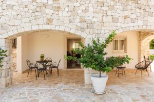 Patio alebo iná vonkajšia časť ubytovania Pietra e Calce With Pool