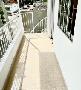 ein Schatten eines Geländes auf einer Veranda in der Unterkunft Apartamentos Rincón Garcia in Cartagena de Indias