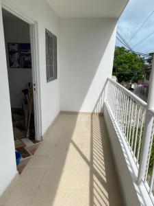 einen Balkon eines Hauses mit Straßenblick in der Unterkunft Apartamentos Rincón Garcia in Cartagena de Indias