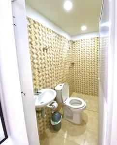 ein Bad mit einem WC und einem Waschbecken in der Unterkunft Apartamentos Rincón Garcia in Cartagena de Indias