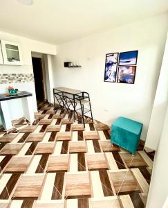 ein Wohnzimmer mit Holzboden und Stühlen in der Unterkunft Apartamentos Rincón Garcia in Cartagena de Indias