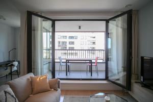 een woonkamer met een tafel en stoelen op een balkon bij The Erasmus Flats in Brussel
