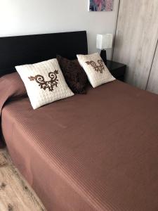 Una cama con dos almohadas encima. en Espectacular apartamento con estacionamiento gratuito Chía N 2 en Chía