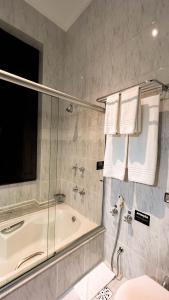 Bagno di Johnscher by SJ - San Juan Curitiba