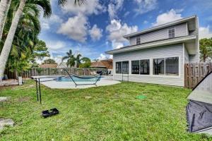 Κήπος έξω από το 5 BR Mansion with Pool and non-heated Jacuzzi Games in Boynton Beach