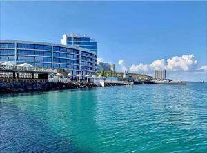 un grande bacino d'acqua accanto a un grande edificio di Maristella Marine Residense Hotel Apartment a Odessa