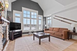 un soggiorno con un divano e una TV di Rivergrass Home with Mountain and Golf Course Views a Blue Mountains