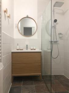 La salle de bains est pourvue d'un lavabo et d'un miroir. dans l'établissement Jardin des Pérelles, à Varengeville-sur-Mer