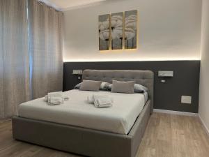 1 dormitorio con 1 cama con 2 toallas en Studio 55, en Aosta