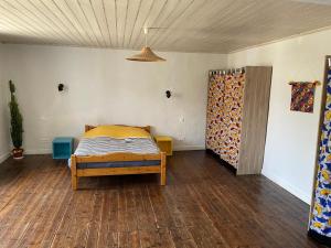 sypialnia z łóżkiem i zasłoną w pokoju w obiekcie Maison spacieuse authentique proche St Malo Rennes, bienvenue à la Casa Cozumel w mieście Pleugueneuc