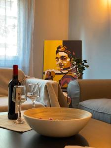 un tazón en una mesa con una botella de vino en Jo Apartment, en Atenas