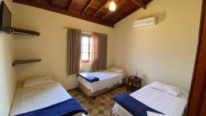 Pokój z 2 łóżkami i oknem w obiekcie Mirante Praia Hotel w mieście Olímpia