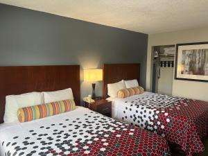 Postel nebo postele na pokoji v ubytování Travelers Inn Eugene University