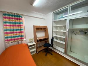 a bedroom with a bed and a desk and a window at piso para jovenes familia cerca playa y centro . BLASCO IBANEZ A in Valencia