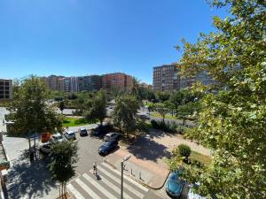 una vista aérea de un aparcamiento en una ciudad en piso para jovenes familia cerca playa y centro . BLASCO IBANEZ A en Valencia