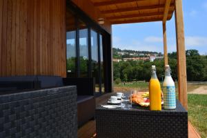 - une table avec des boissons et de la nourriture sur la terrasse dans l'établissement Cabañas Compostela - Cabaña Sarela, à Saint-Jacques-de-Compostelle