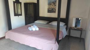 a bedroom with two beds with pink sheets and white pillows at Country House Hacienda in Selca