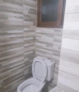 a bathroom with a white toilet in a room at Hospedaje lupe in Cachí