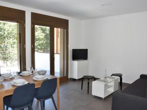 Televízia a/alebo spoločenská miestnosť v ubytovaní Appartement moderne avec grande terrasse, proche téléphérique et centre aqualudique à Pralognan-la-Vanoise - FR-1-464-208