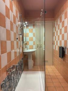 y baño con ducha y lavamanos. en The Loft E&E Cinecittà, en Empoli