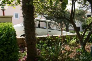 Vonkajšia záhrada v ubytovaní Apartment Podgora 518b