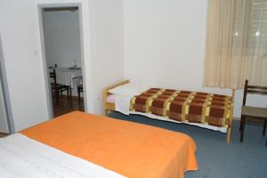 伯德古拉的住宿－Apartment Podgora 518b，一间设有两张床和一张桌子及椅子的房间