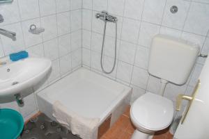 伯德古拉的住宿－Apartment Podgora 518b，带淋浴、卫生间和盥洗盆的浴室