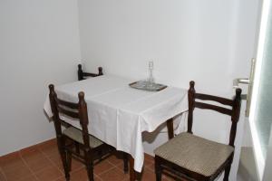 伯德古拉的住宿－Apartment Podgora 518b，餐桌、白色桌布和2把椅子