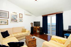 ein Wohnzimmer mit 2 Sofas und einem TV in der Unterkunft Apartments by the sea Prigradica, Korcula - 544 in Blato