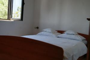 Postel nebo postele na pokoji v ubytování Apartments by the sea Zavala, Hvar - 553
