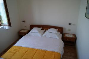 Postel nebo postele na pokoji v ubytování Apartments by the sea Zavala, Hvar - 553