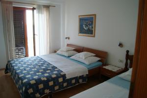Postel nebo postele na pokoji v ubytování Apartments by the sea Zavala, Hvar - 553