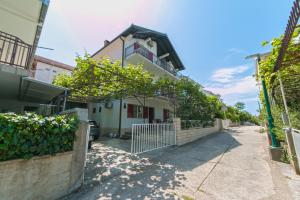 una vista sulla strada di una casa con recinzione di Apartments by the sea Podaca, Makarska - 516 a Podaca