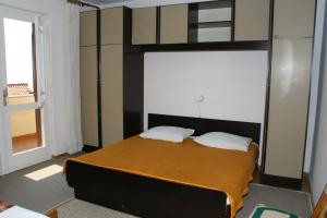 Postel nebo postele na pokoji v ubytování Apartments by the sea Podgora, Makarska - 518